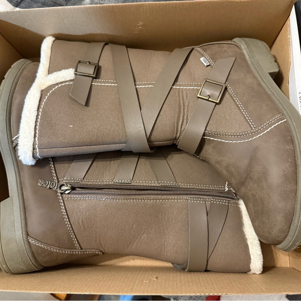 NWOT Totes Brown Winter Boots with Buckle Straps